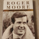 Nimeni on Moore, Roger Moore SIGNEERAUS - pikkukuva 1