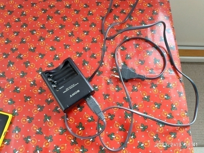 Sony paristo/akkulaturi siistissä kunnossa