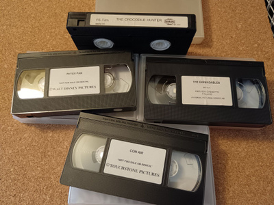 Laatikollinen vhs-kasetteja