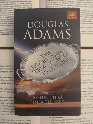 Douglas Adams - Sielun pitkä pimeä teehetki (pokkari)