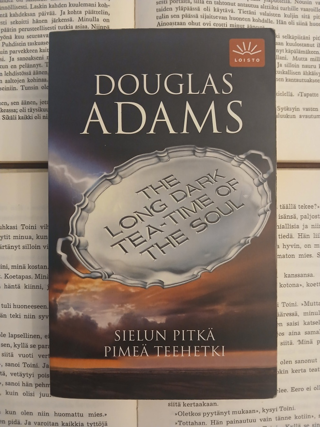Douglas Adams - Sielun pitkä pimeä teehetki (pokkari)