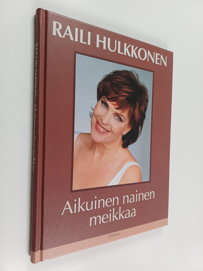 Raili Hulkkonen : Aikuinen nainen meikkaa
