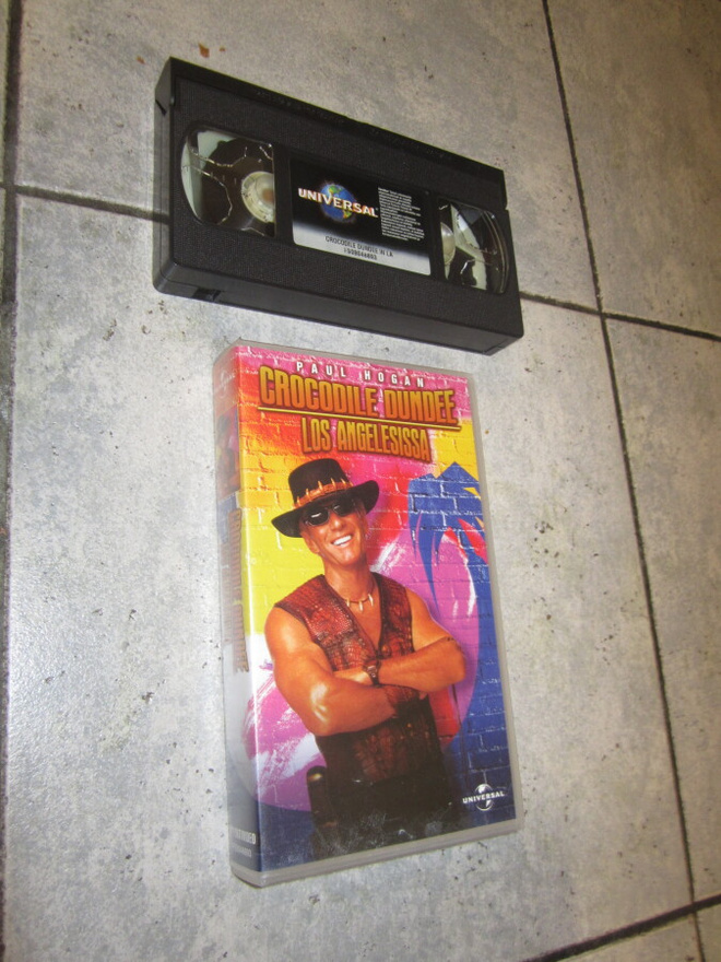 Crocodile Dundee Los Angelesissa - VHS ( uudenveroinen )
