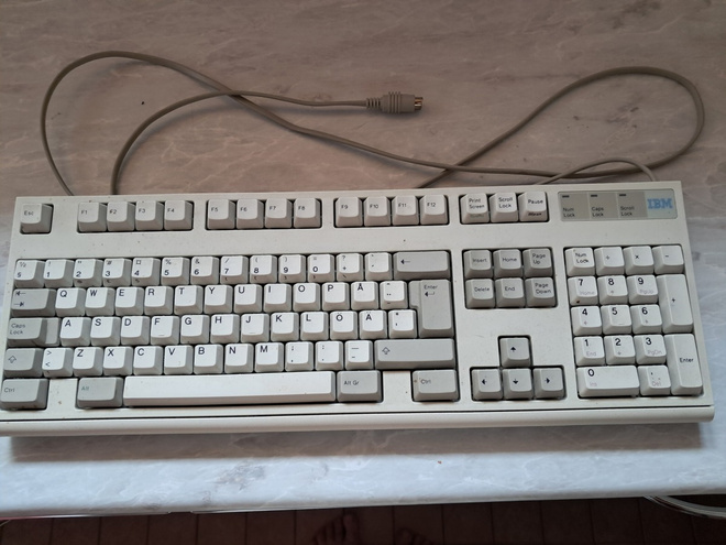 Legendaarinen IBM M2-näppäimistö FI/SWE Layoutilla !