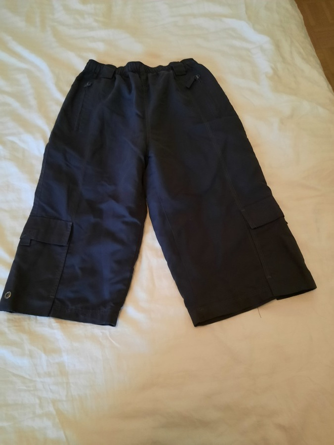 Tummanharmaat caprit / shortsit  koko 140 cm