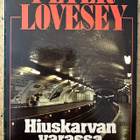 [Kirja] PETER LOVESEY: HIUSKARVAN VARASSA - pikkukuva 1