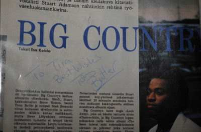 Big Country -yhtyeen nimikirjoitukset lehtikuvassa