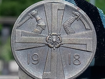Hopeavärinen Vapaussodan muistomitali. Valmistajan leimalla.