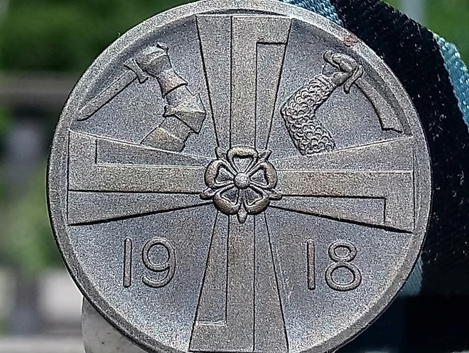 Hopeavärinen Vapaussodan muistomitali. Valmistajan leimalla.