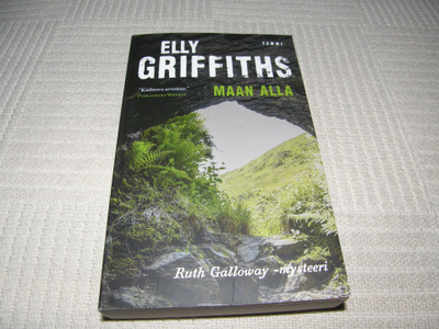 Elly Griffiths Maan alla -nid