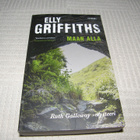 Elly Griffiths Maan alla -nid - pikkukuva 1