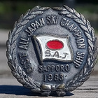 Japanilainen Sapporo 1983 Urheilumerkki. Hopeavärinen - pikkukuva 5