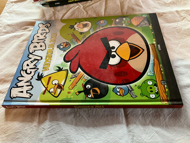 ANGRY BIRDS VUOSIKIRJA 2013 HYVÄ