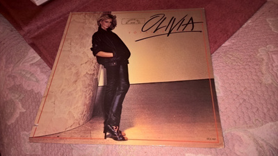 Hyväkuntoinen Olivia Newton-Johnin LP Totally