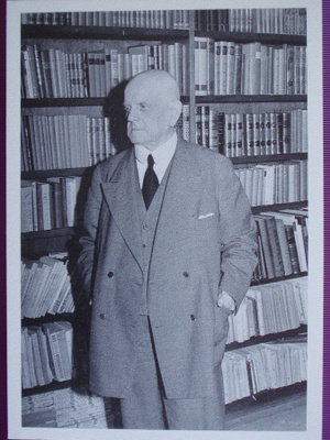 Jean Sibelius Ainolassa kirjahyllyn edustalla