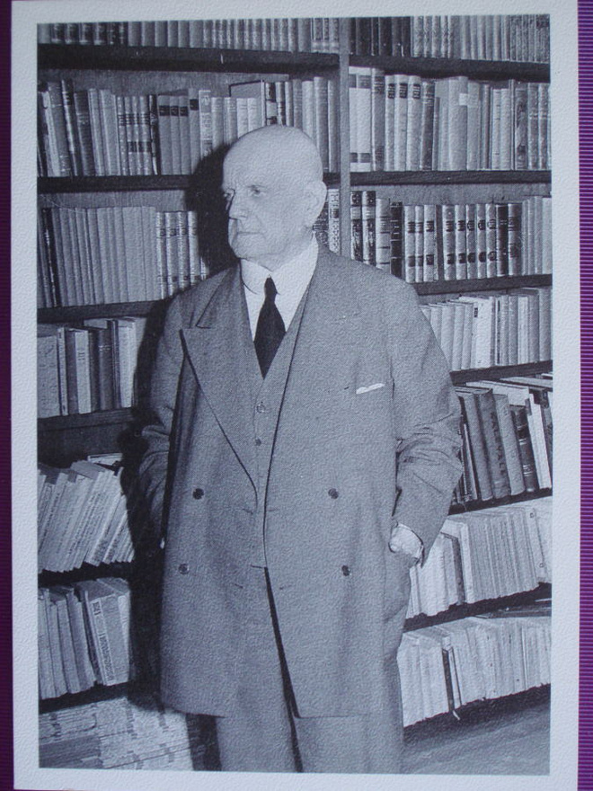 Jean Sibelius Ainolassa kirjahyllyn edustalla