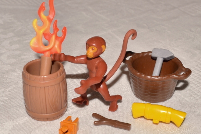 Playmobil apina, soihtu, kori, tynnyri, vasara, makuupussi..