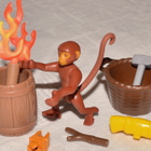 Playmobil apina, soihtu, kori, tynnyri, vasara, makuupussi.. - pikkukuva 1