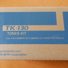 KYOCERA TK-130 ALKUPERÄINEN MUSTA VÄRI - pikkukuva 1