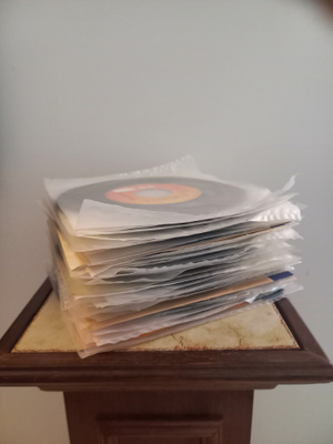 40 kpl kotimaista singleä + 1 EP + 1 ulkomaan single