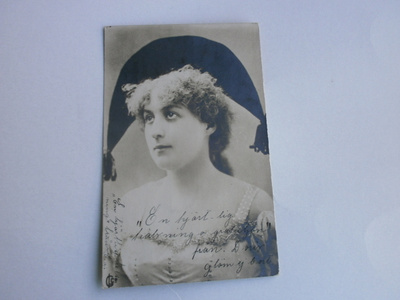 Nuori leidi katse vakaana, pieni hymykin, p. 1905