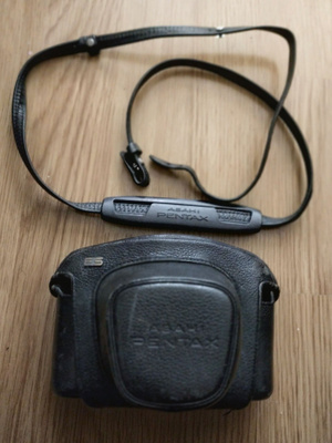 Asahi Pentax ES nahkakotelo ja hihna vuodelta 1971