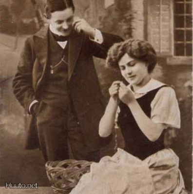 RAKKAUS / Nätti tyttö punoo, mies katselee. 1900-l.