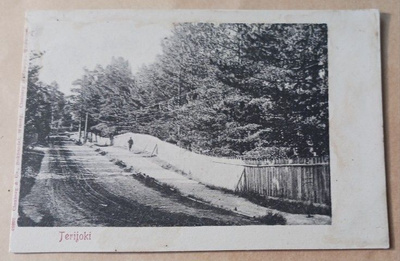 Terijoki, mies kiirehtää huvila-alueen aidan viertä, p. 1902