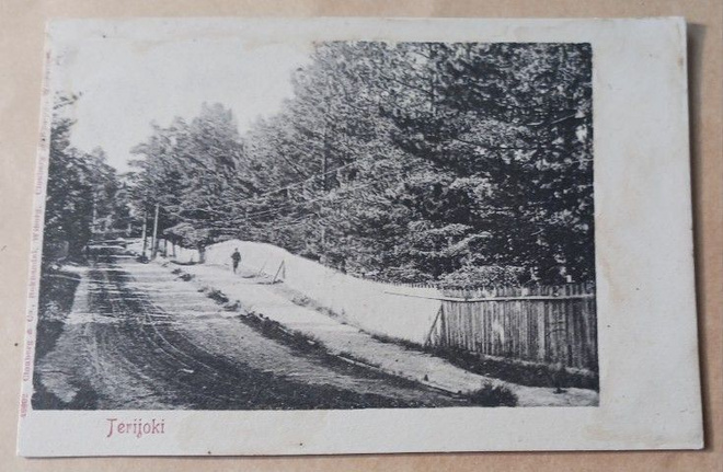 Terijoki, mies kiirehtää huvila-alueen aidan viertä, p. 1902