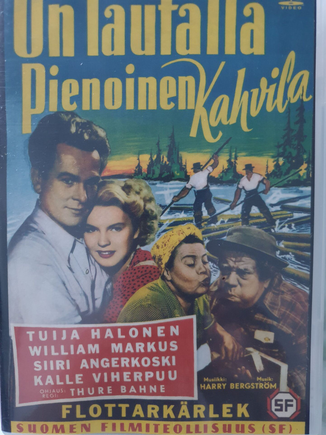 On lautalla pienoinen kahvila DVD