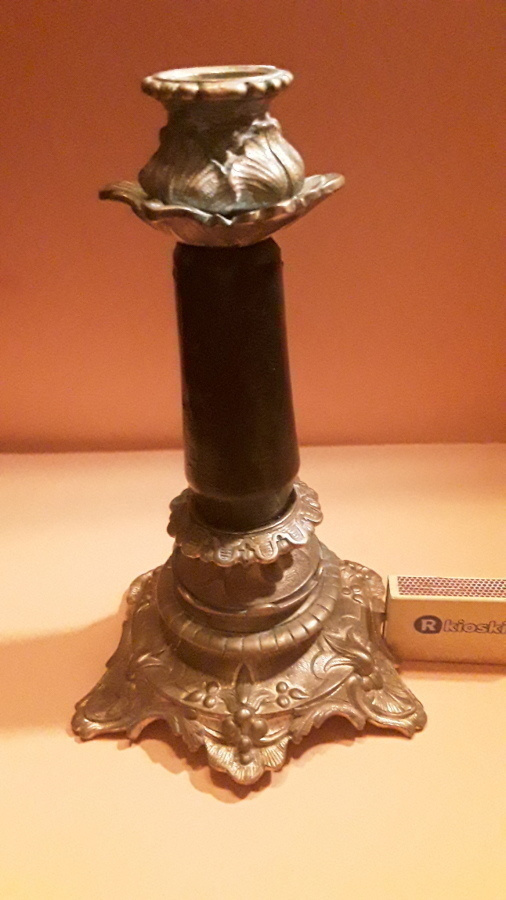 ROKOKOO TYYLINEN KYNTTILÄNJALKA. MESSINKI + PUUTA