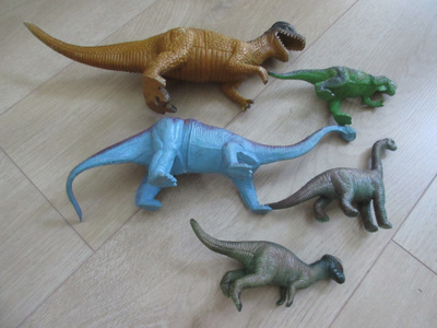 Dinosaurus 5kpl isoja (30 - 35 cm) ja pieniä (15 cm)