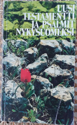 Uusi testamentti ja psalmit nykysuomeksi. 686 + 239 s,.