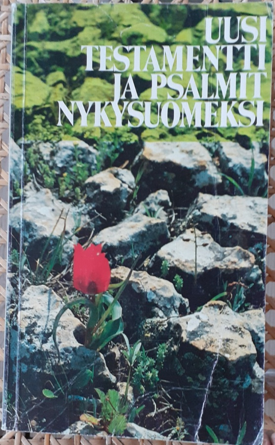 Uusi testamentti ja psalmit nykysuomeksi. 686 + 239 s,.