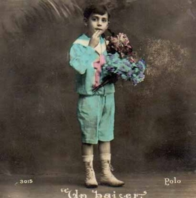 LAPSI / Runollinen poika virran rannalla ja kukkia. 1900-l.