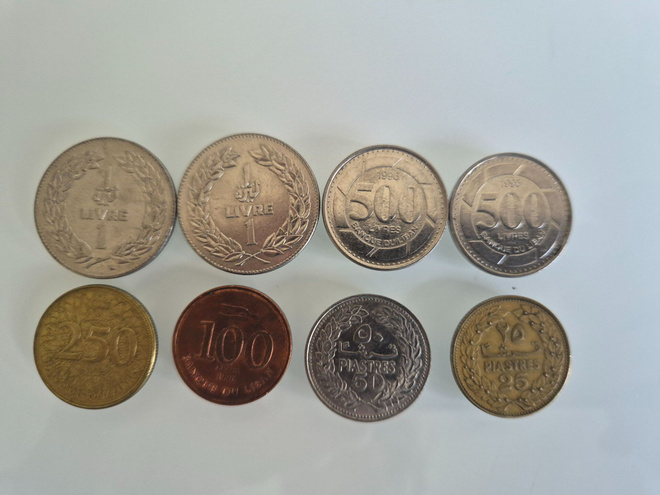 Libanon eri livres/piastres 8 kolikkoa     (14539)