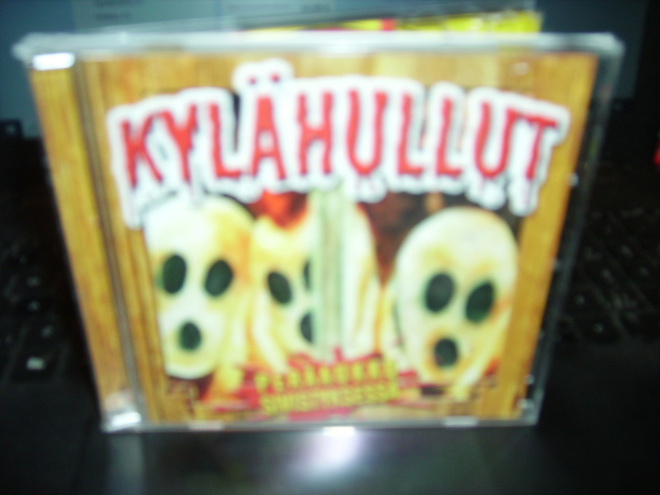 CD   Kylähullut : Peräaukko sivistyksessä ( sis. postik. )