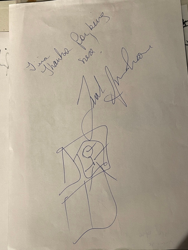 Leah Andreone nimikirjoitus ja piirustus paperilla