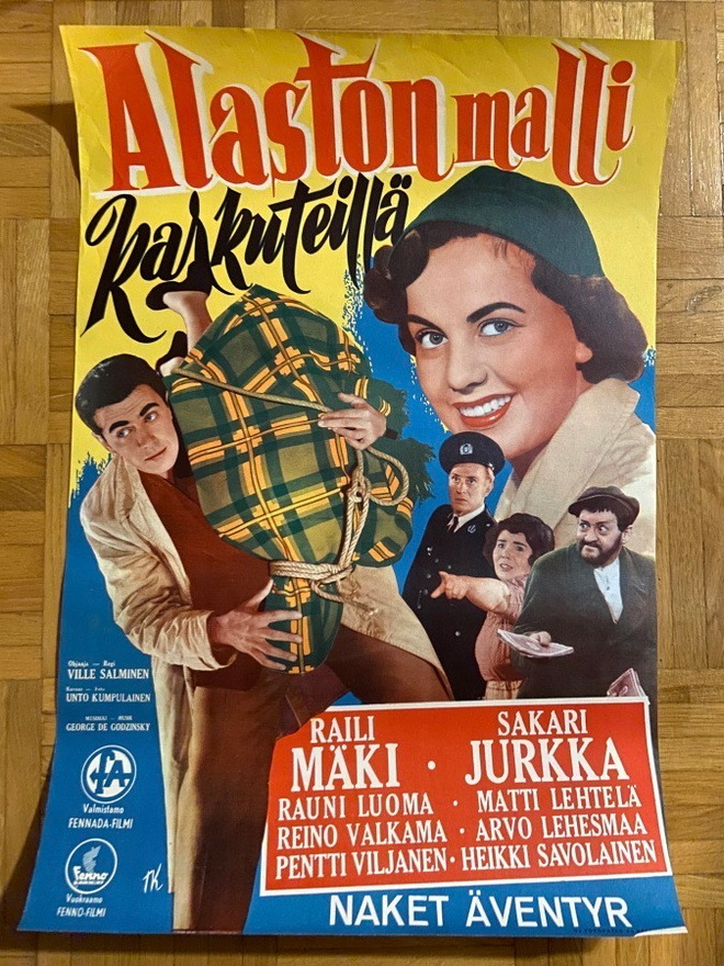 Vanha elokuvajuliste: Alaston malli karkuteillä