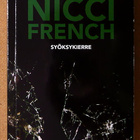Nicci French: Syöksykierre, Pimeyden syli, Pedon hymy - pikkukuva 1