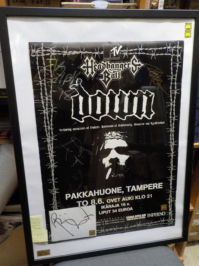 DOWN TAULU KOKO BÄNDIN NIMMAREILLA