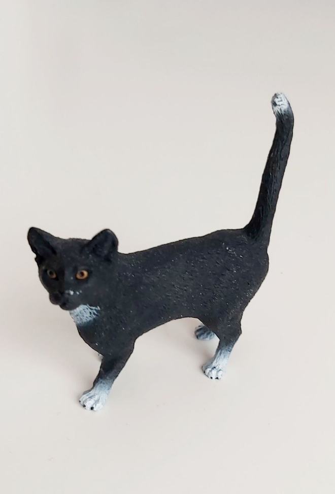 SCHLEICH-MUSTAVALKOINEN KISSA-FIGUURI