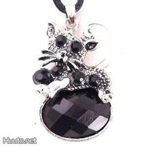 810 .. Cool Style Charn Kissa Crystal .. Kaulakoru