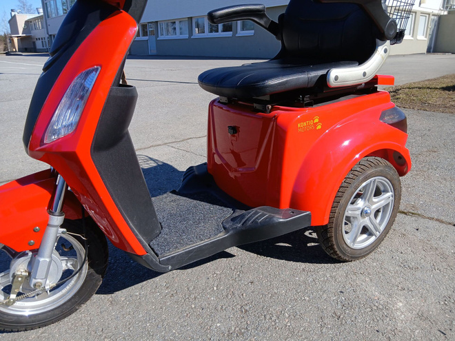Kontio Motors kolmipyöräinen sähköskootteri punainen