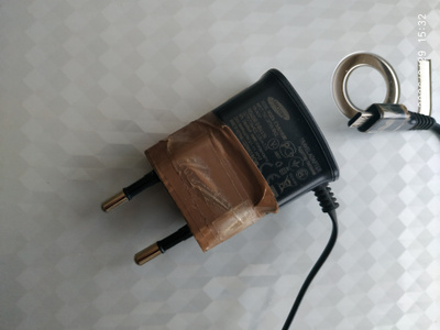 Samsungin vanha kännykkälaturi