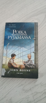 Poika raidallisessa pyjamassa kirja