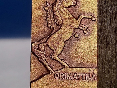 Orimattila merkki. Pronssivärinen. Mitat 30*50 mm. Valmistaj