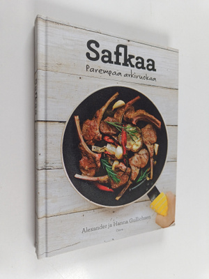 Hanna Gullichsen ym. : Safkaa : parempaa arkiruokaa