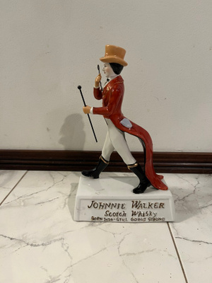 Johnnie Walker posliininen patsas