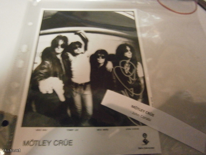 MOTLEY CRUE B/W PROMOKUVA CORABIN NIMMARILLA